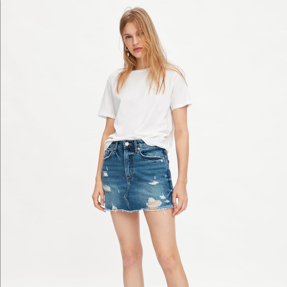 Zara light wash distressed skirt